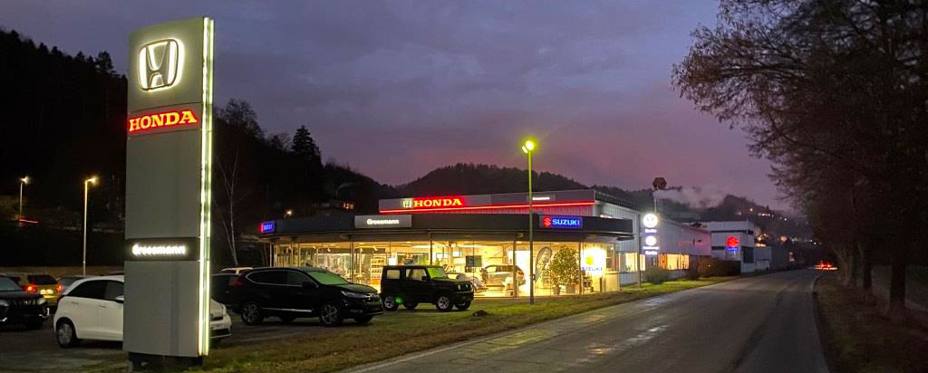 Firmenansicht nachts 2025