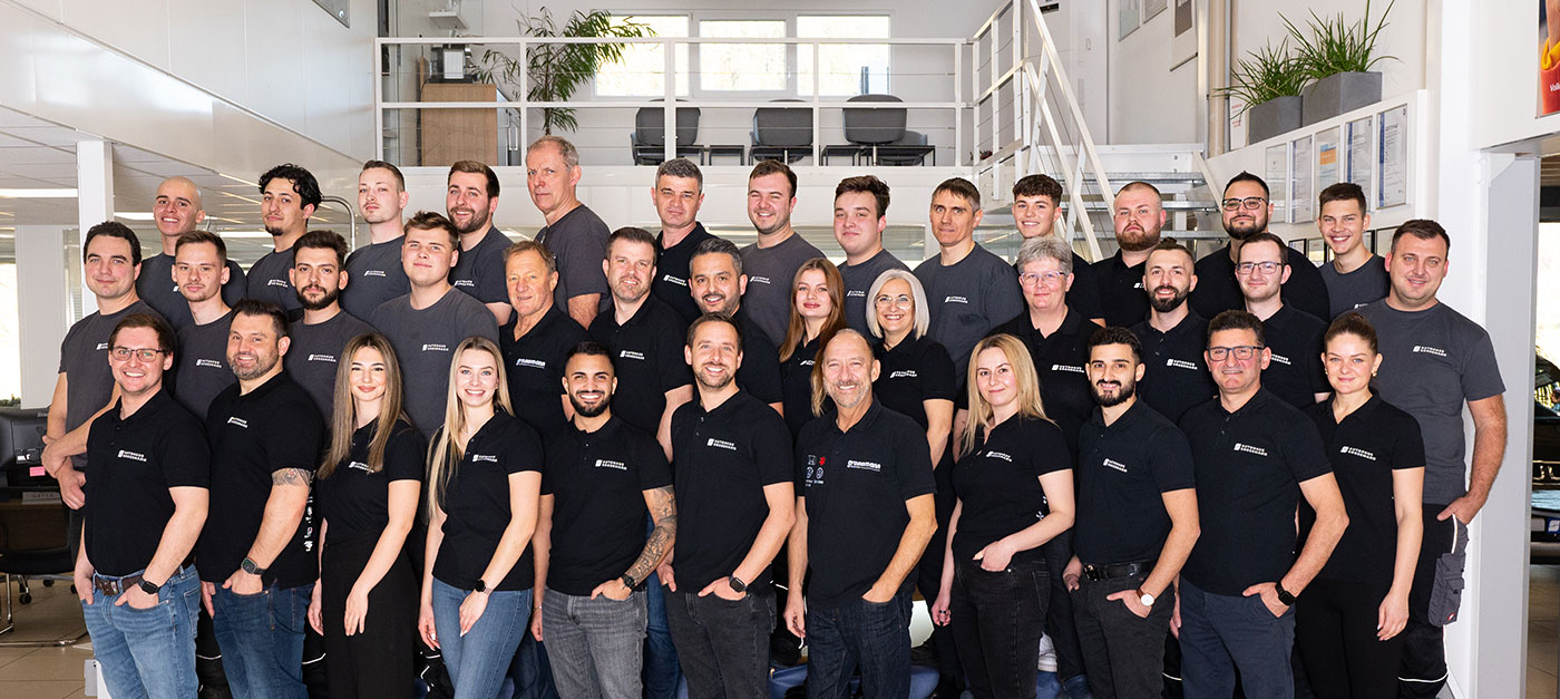 Firmenansicht nachts 2025